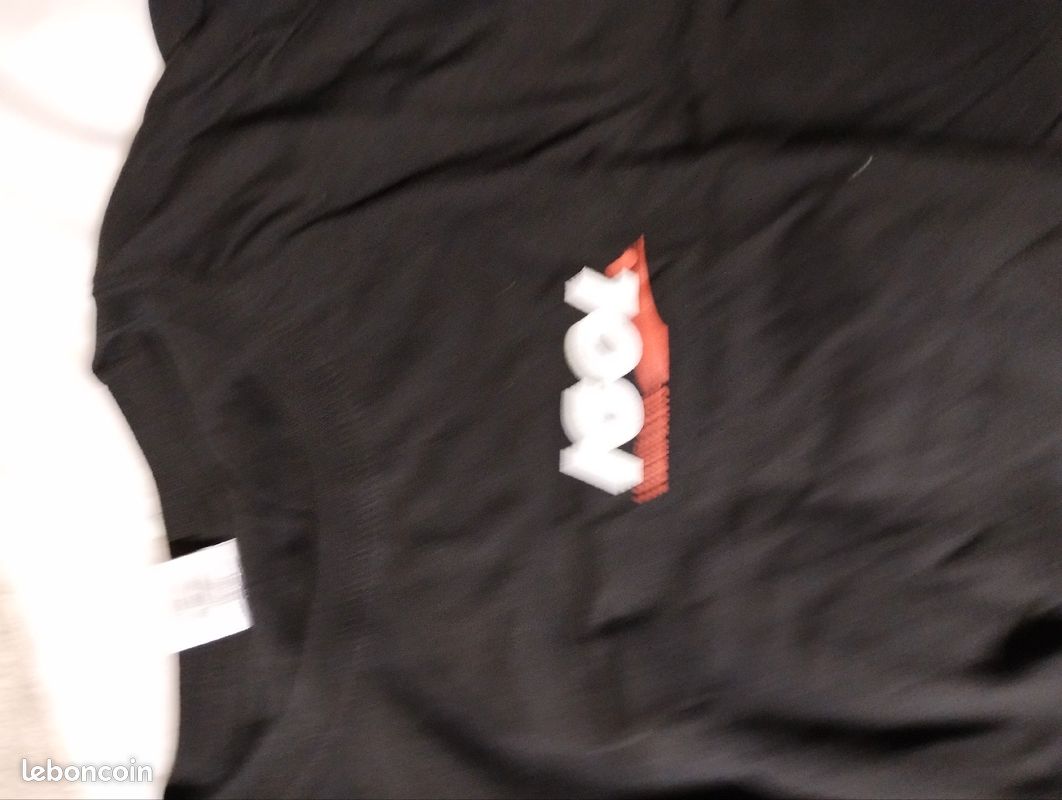 Vends Polo bleue manche longues et t-shirt noir manches courtes igol (image 2)