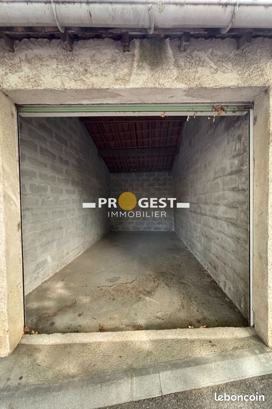 Parking/box Auriol · 80 €/mois
