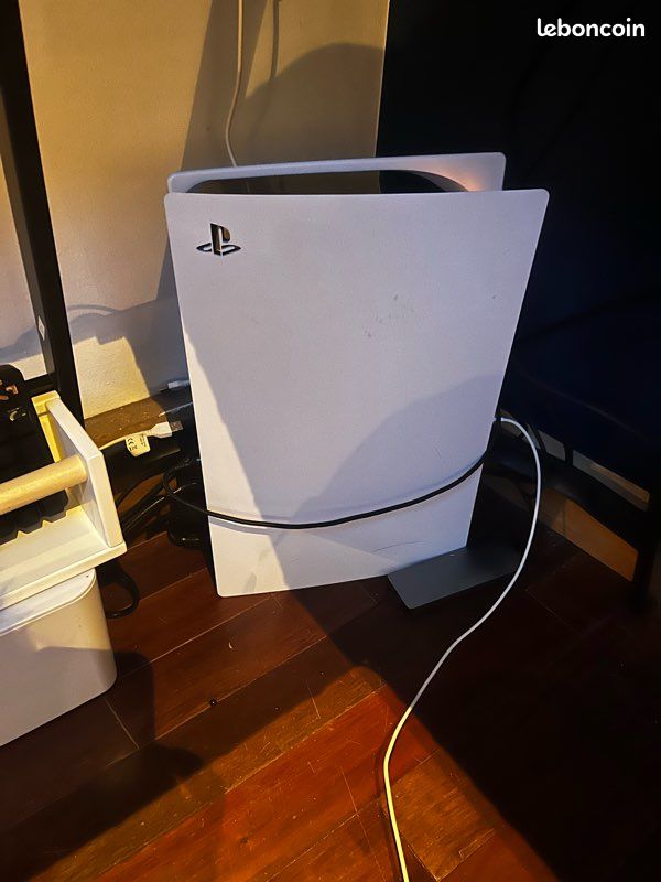 Ps5 set up (bureau led , clavier logitech , souris logitech manette edge tv Sony 4K et écran msi 27 pouces incurvé 160 Hertz jeu battlefield6 fifa 23) (image 2)