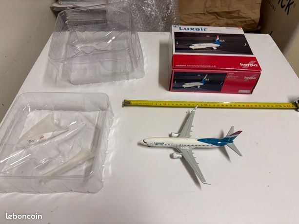 Maquette D'avion LUXAIR Boeing 737-800 (WL) LX-LGV NEUVE à L'échelle 1:100 - Édition Limitée Avec Socle En Bois