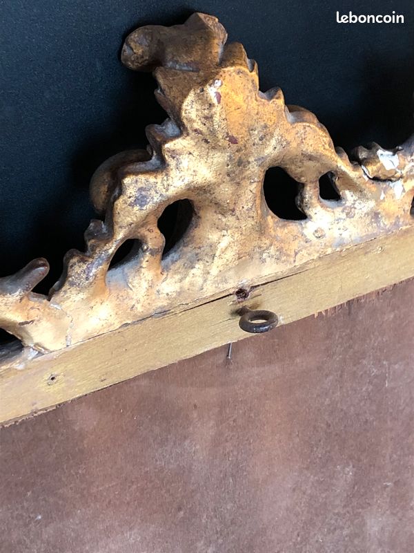 Ancien miroir doré à motifs de volutes , rinceaux feuillagés . Fronton en feuille d'acanthe. Belle impression de légèreté due à l'ajouré sur les quatre côtés . Miroir non d'origine . Italie du sud, (image 9)