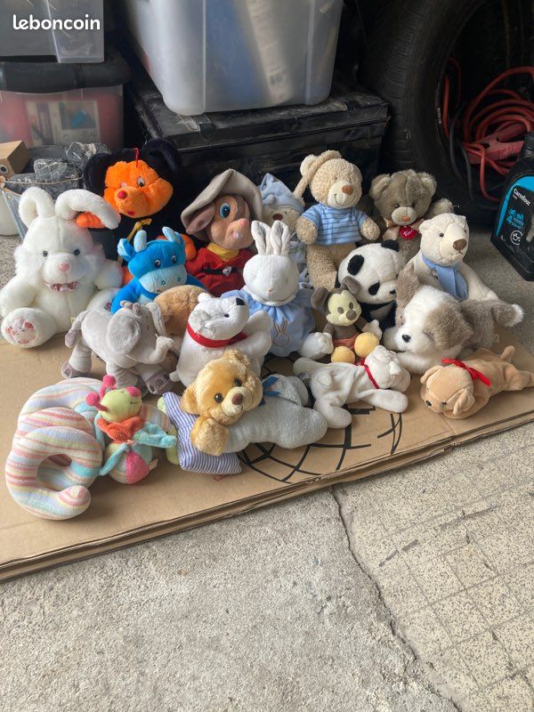 Lot de peluches et divers (image 2)