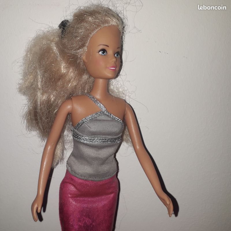 Poupée + sa mallette + 2eme tenue (image 3)