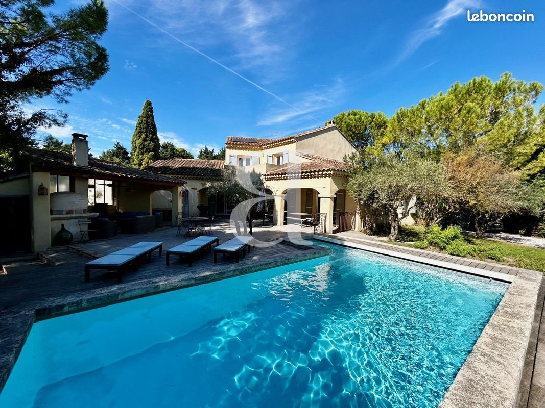 Maison 6 pièces 250 m² · à Pernes-les-Fontaines · 250 m² · 690 000 €