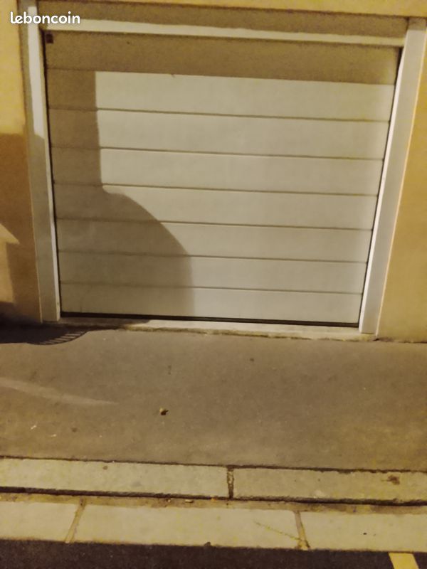 Garage fermé Magenta a louer de suite · 70 €/mois