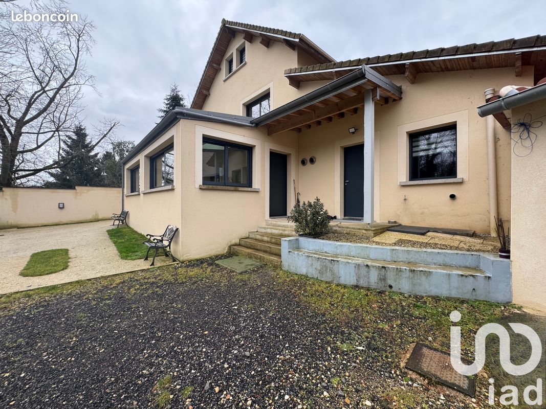 Maison 12 pièces 275 m² · à La Trétoire · 275 m² · 390 000 €