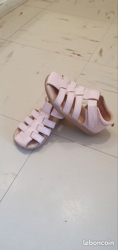 Une sandale pour fille à saisir (image 1)