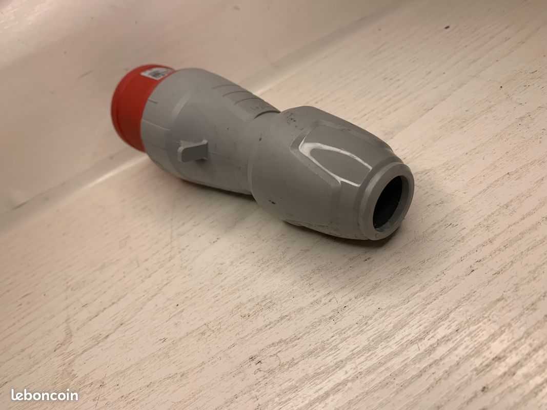 Fiche LEGRAND 3+1 380 V 16A IP44 neuf (image 6)