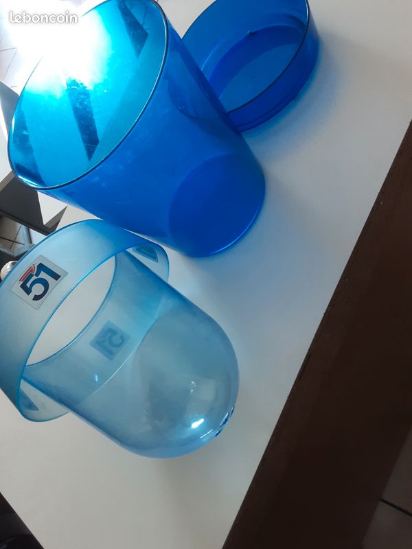 Ensemble bleu 51 seau à glace pichet et soucoupe en plastique dur le pichet à des traces qui ne partent plus pas d’envoi (image 1)