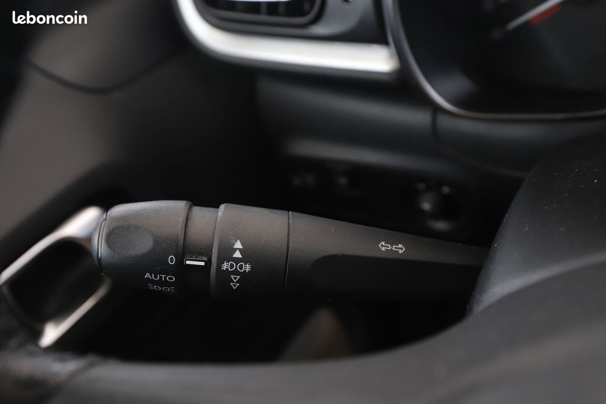 Citroen C3 1.2 PureTech Shine 82 ch (image 21)