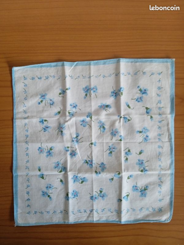 Mouchoir tissu blanc à fleurs bleu (image 1)