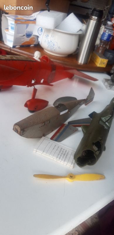 Avion en plastique dur tres ancien pour piece (image 5)