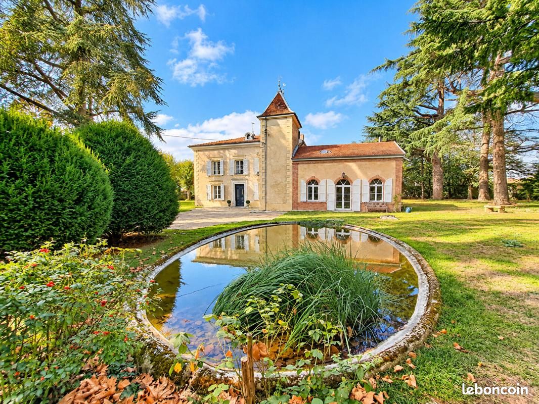 Maison 11 pièces 285 m² · à Lapeyrouse-Mornay · 285 m² · 490 000 €
