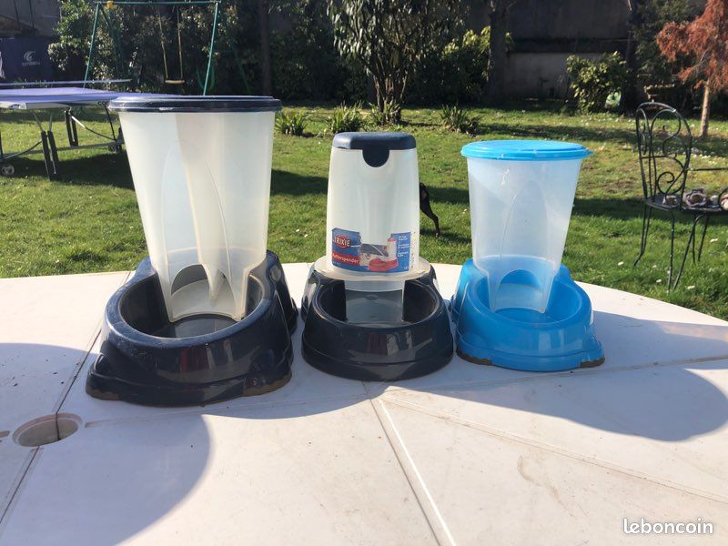 Lot 2 paniers plastiques chien et 3 distributeurs croquettes (image 4)