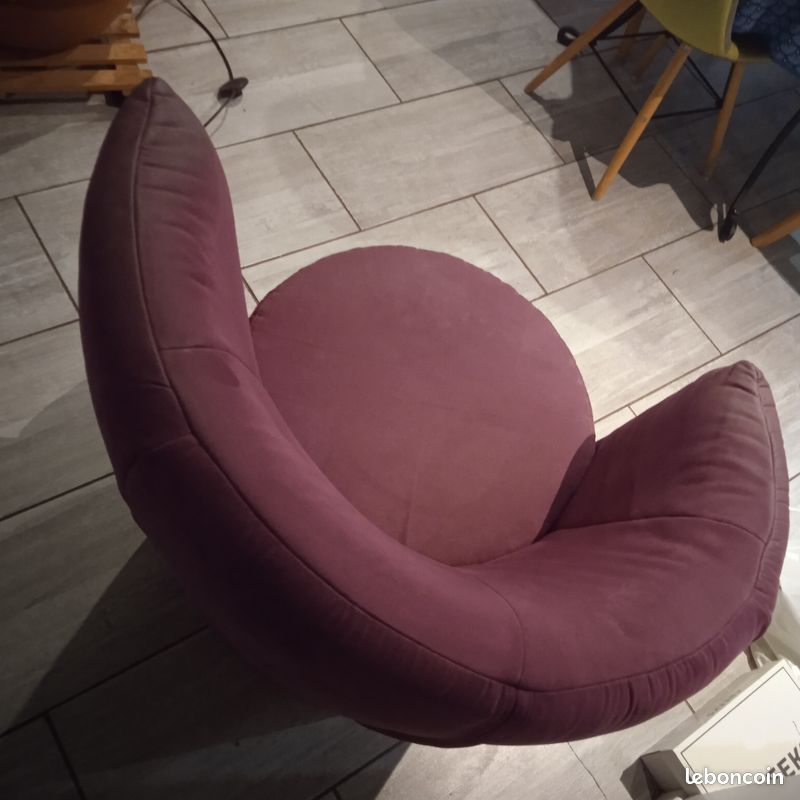 Gros fauteuil violet dossier assymétrique (image 1)