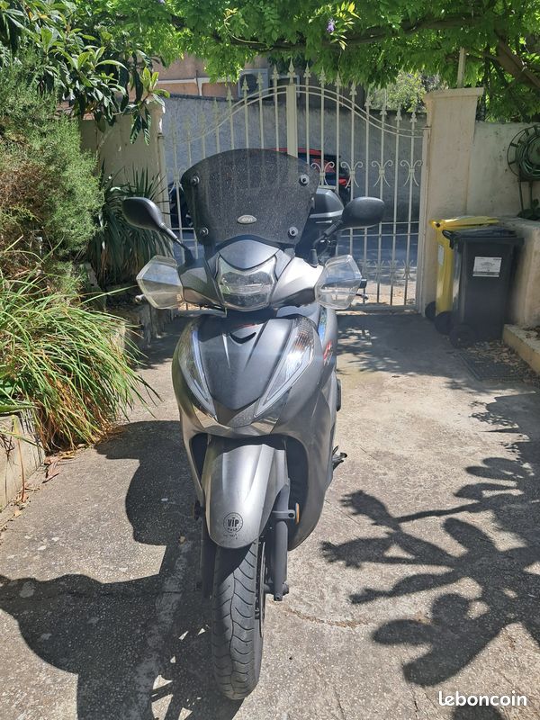 Vend scooter honda SH 300i (image 3)