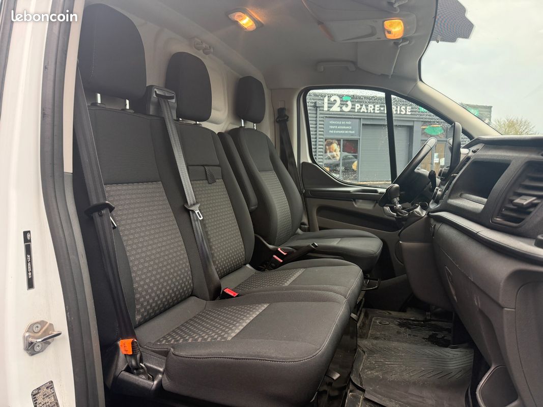 Ford transit custom fourgon 270 2.0 tdci 130 l1h1 limited / carplay / camera de recul / attelage (image 6)