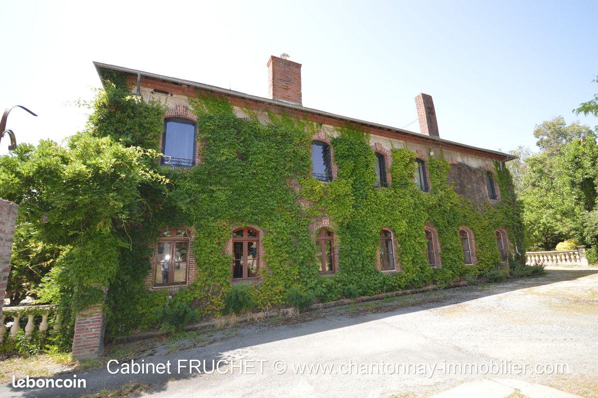 Maison 8 pièces 330 m² · à Les Herbiers · 330 m² · 273 000 €