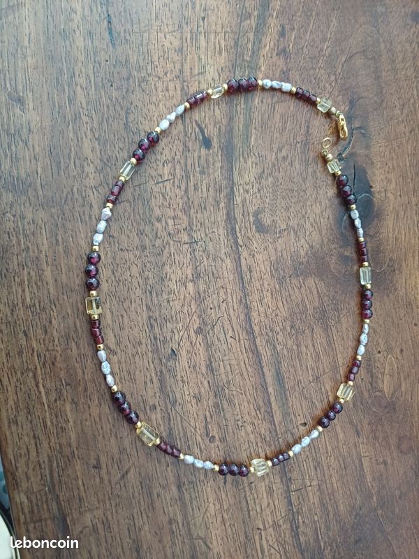 Bijoux fantaisie collier blanc et bordeaux en perle (image 1)