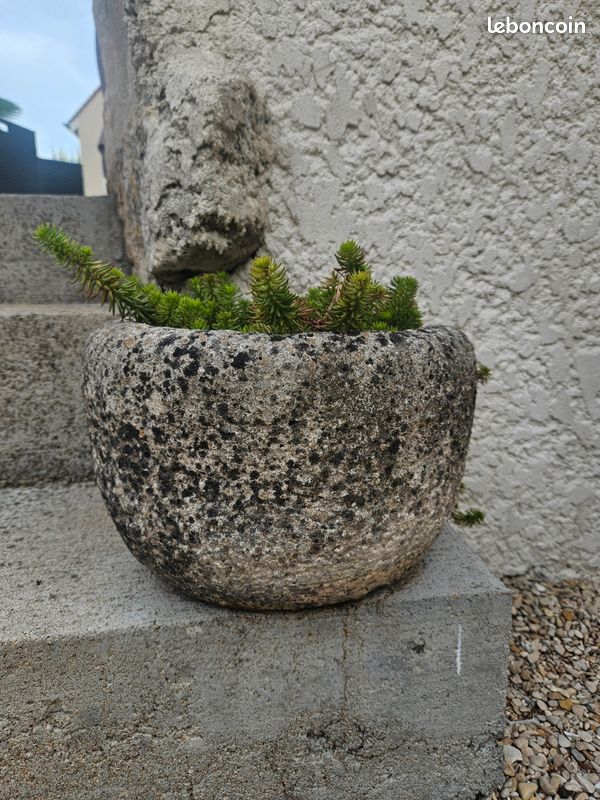 Pot en pierre reconstitué (image 1)