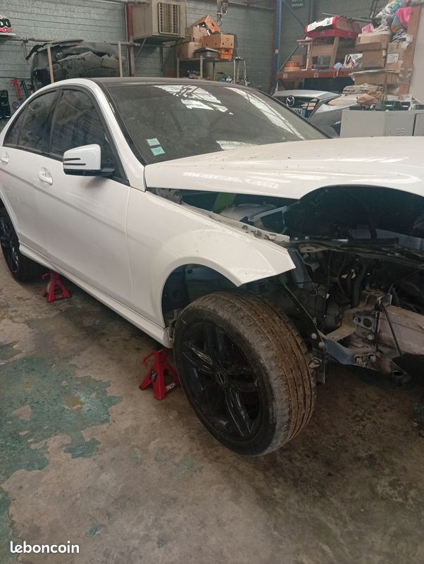 Vend toute pièces Mercedes classe c w204 (image 1)