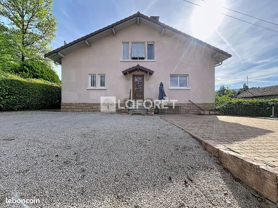 Maison 7 pièces 171 m² · à Saint-Amour · 171 m² · 216 000 €