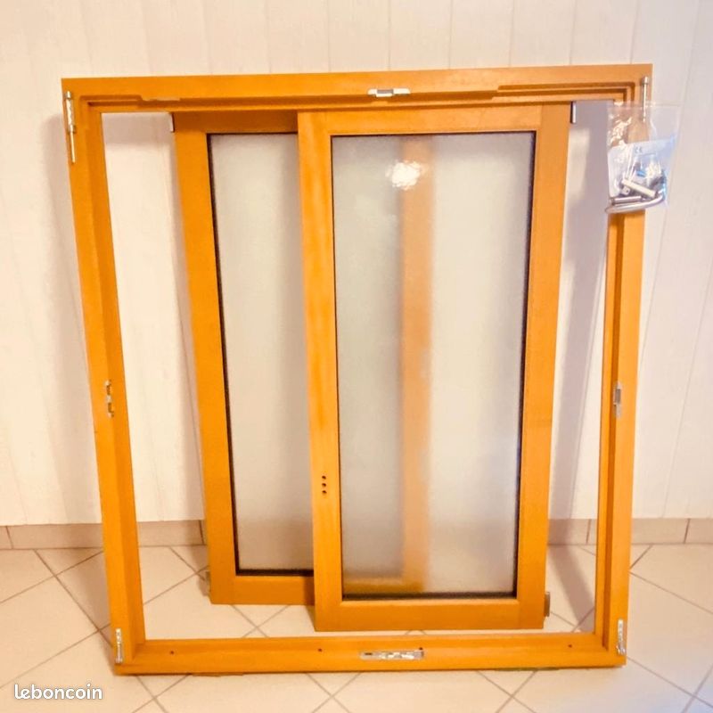 Fenêtre de salle de bain en bois (image 1)