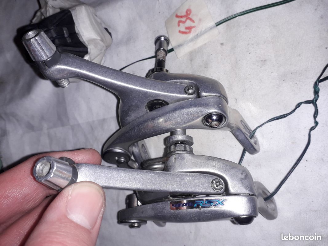 Shimano RS305 Étrier de frein à disque de route, noir avec plaquettes en résine, montage plat, avant