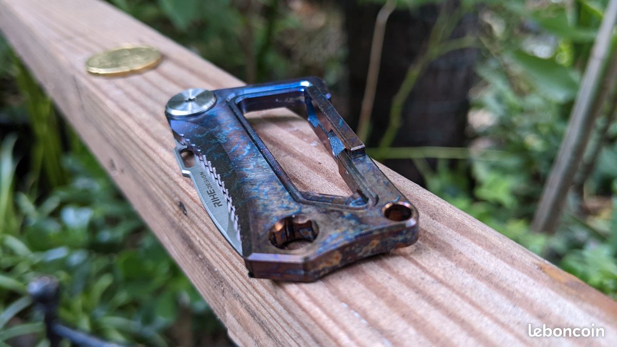 Mousqueton en titane équipé d'une lame en acier M390 (image 1)