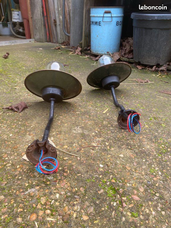 Lot De 2 Anciennes Appliques Lampes De Cour De Ferme - Style Loft Atelier Globe Obus