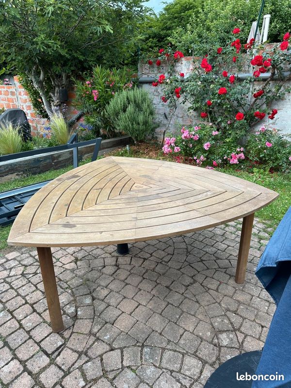 Table jardin teck triangulaire 8 personnes (image 1)