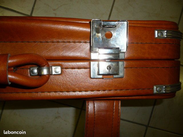 Valise NEUVE-SKAI imitation CUIR - 60 cm X 40 cm (image 7)