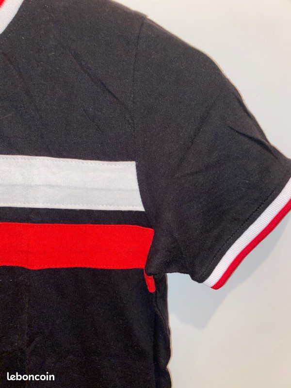 Tee shirt noir a bande rouge et blanche (image 3)