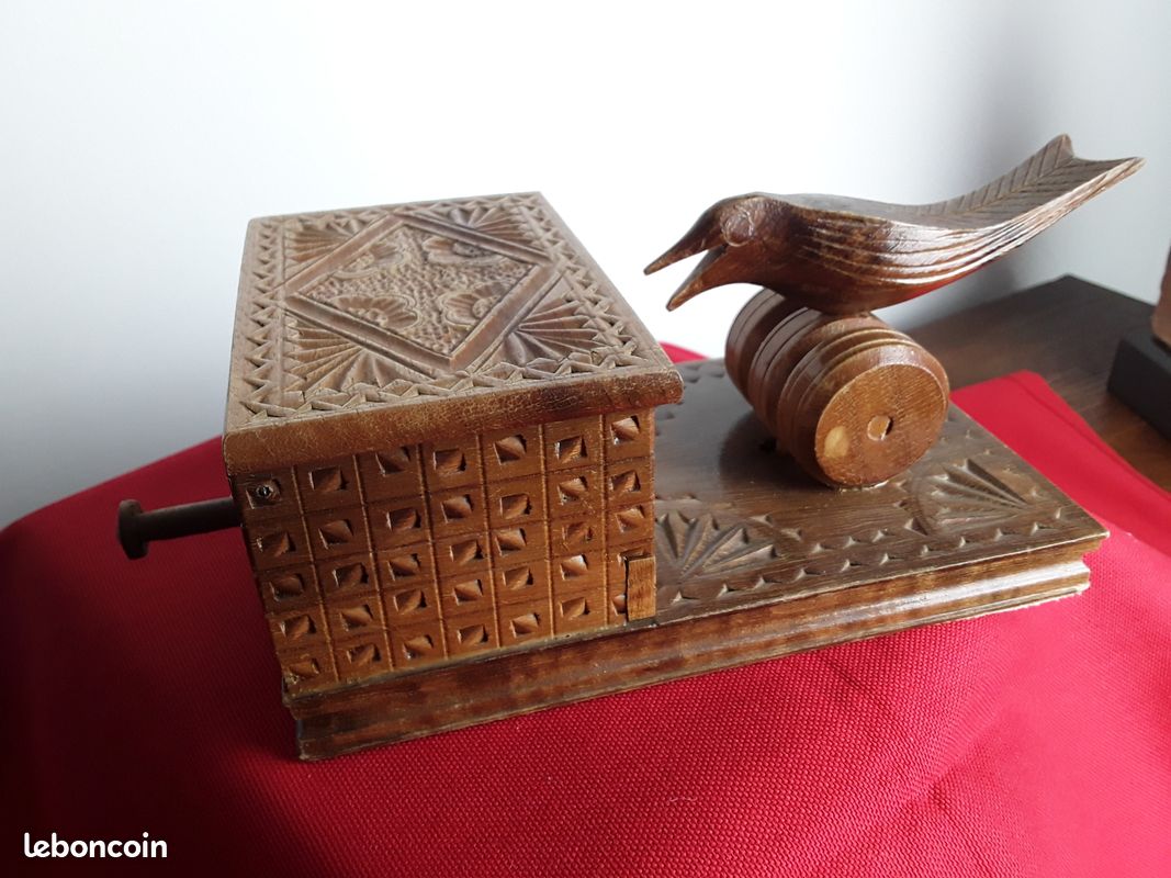 Distributeur de cigarettes oiseau en bois vintage (image 1)