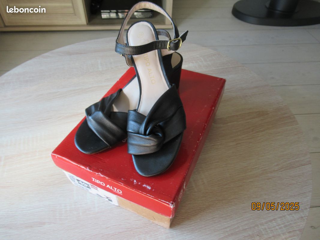 Jolies sandales dessus cuir CHAUSS EXPO T 39 NEUVES Chaussures - Main Image