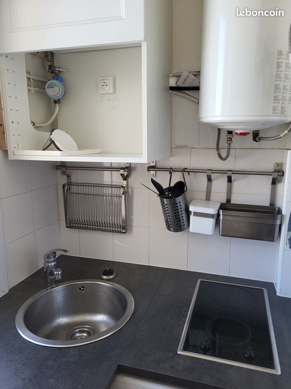Studio lumineux de 15 m² avec balcon et vue sur les toits (image 4)