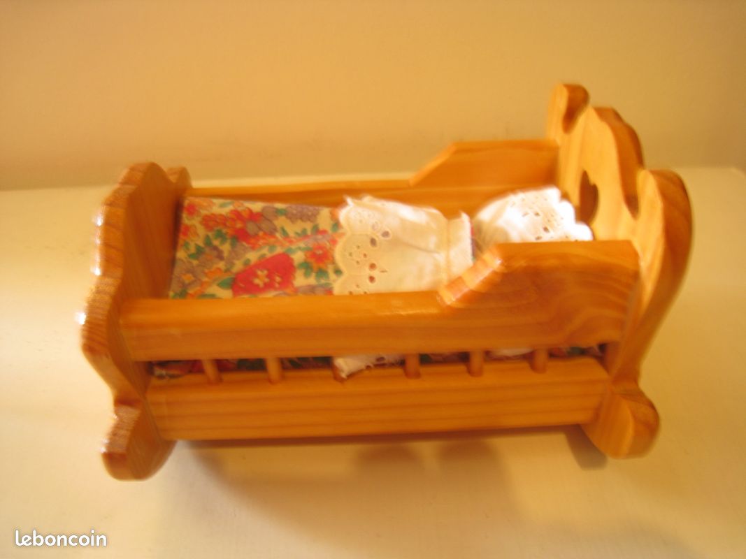 Petit lit pour mini-poupée (de 13 cm maximum) (image 1)