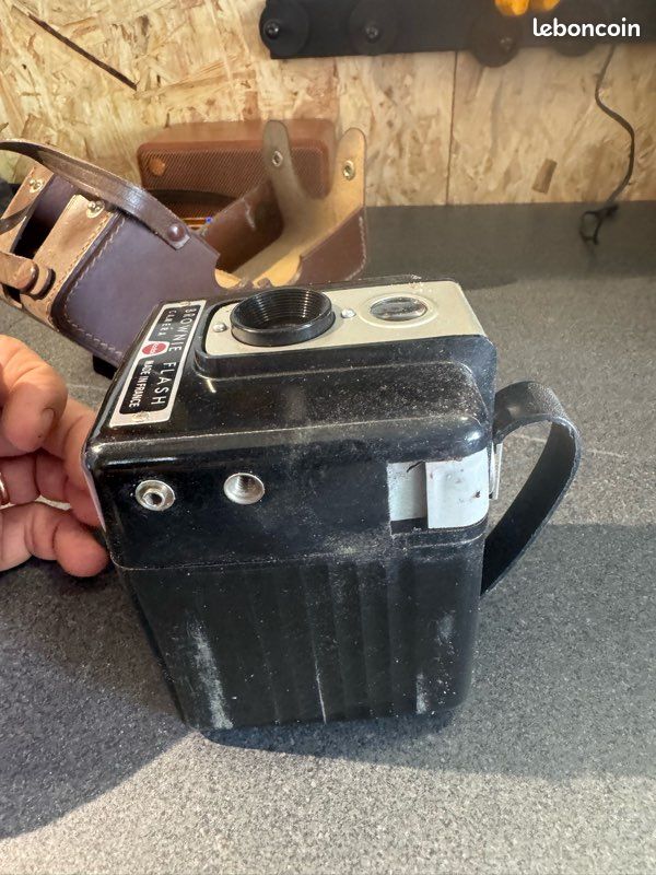 Kodak Brownie Flash fabriqué en France, avec son étui Kodak (image 4)