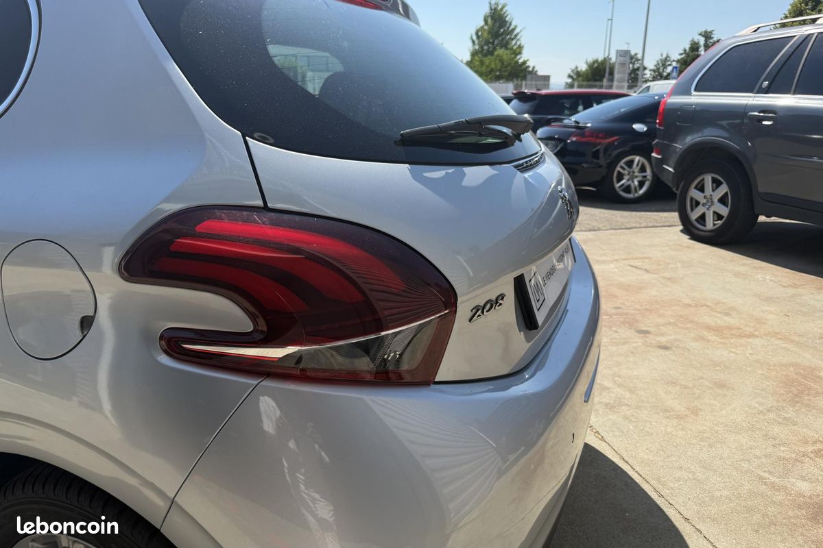PEUGEOT 208 1.2i - 82 Allure (image 12)