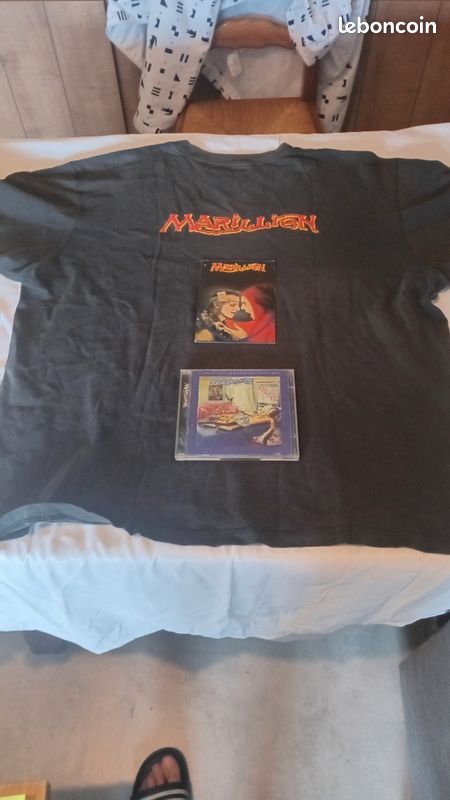 Lot Marillion " fugazi " 1 double cd + 1 carte postale " assassing " + 1 tee-shirt brodé main (image 1)