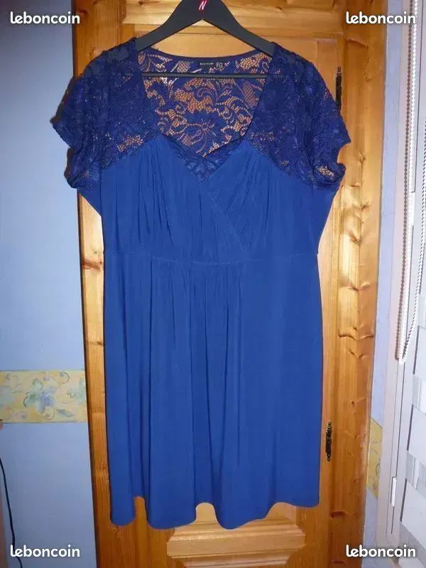 Vend une très jolie robe dentelle haut et au dos marine super agréable a porté car 5% d élasthanne taille 50/52 (image 1)