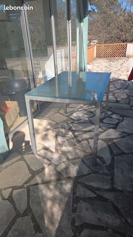 Table en métal avec plateau en verre (image 2)