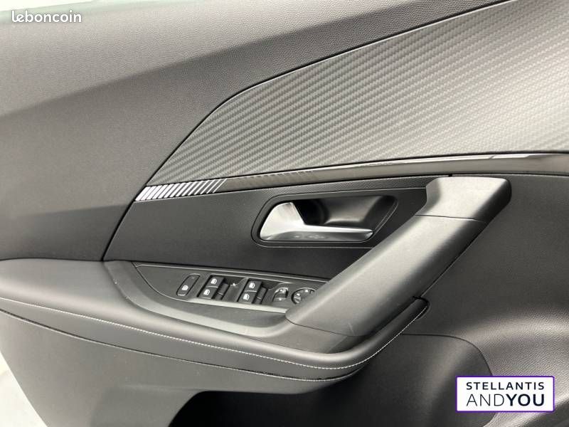 Peugeot 2008 Hybrid 145 ch e-DCS6 Allure (image 32)