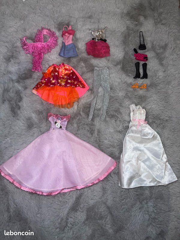 Lot vêtements et accessoires pour poupée – Barbie (image 1)