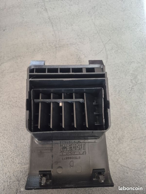 Grille ventilation droite 205 (image 3)