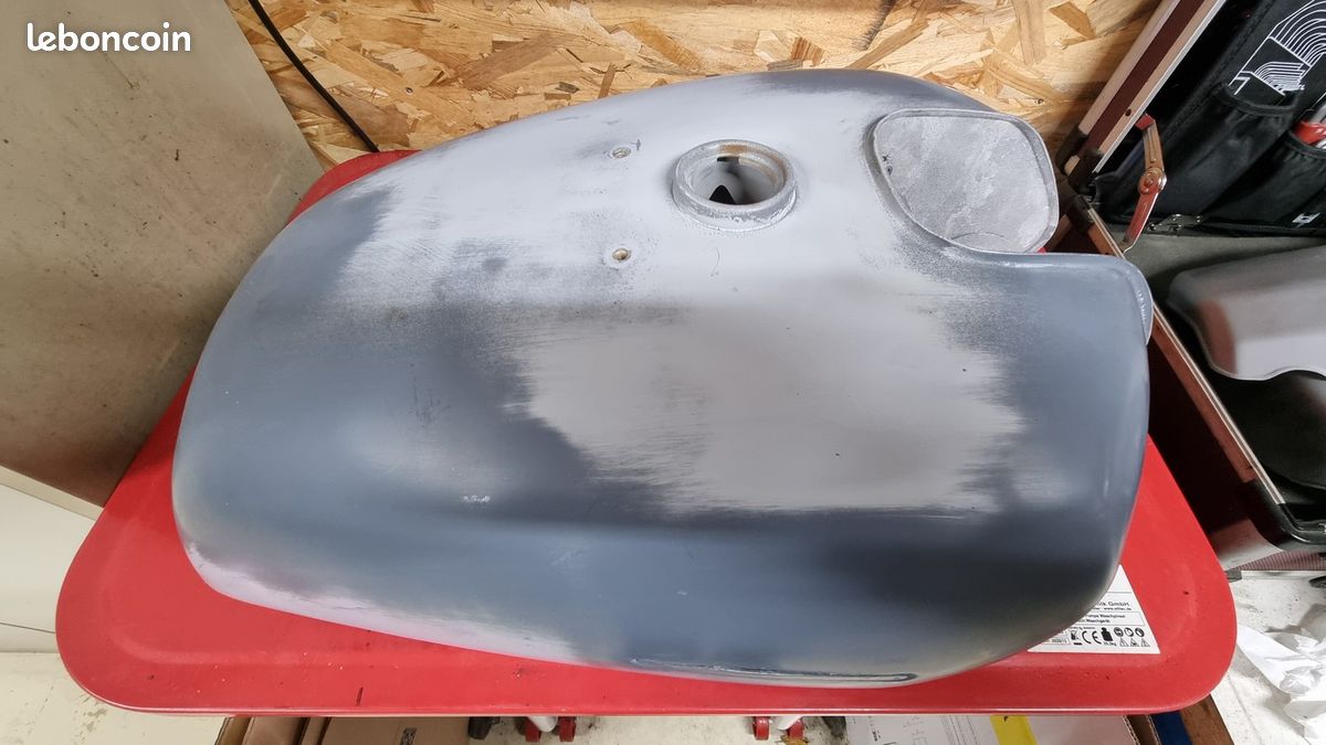 Réservoir avec trappe + caches latéraux SUZUKI GT 750 (image 1)