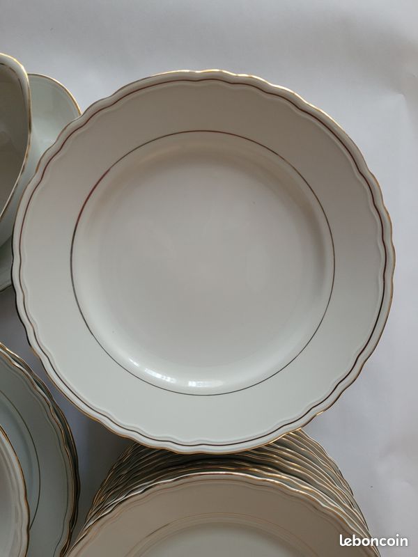 Service de table 44 pièces véritable porcelaine de luxe avec liseret d'or (image 2)