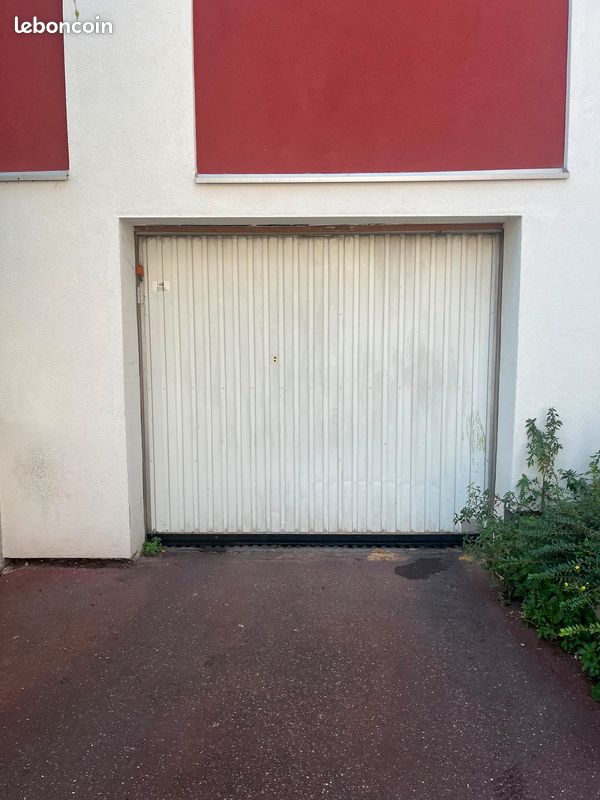 Parking en sous sol · à Pantin · 100 €