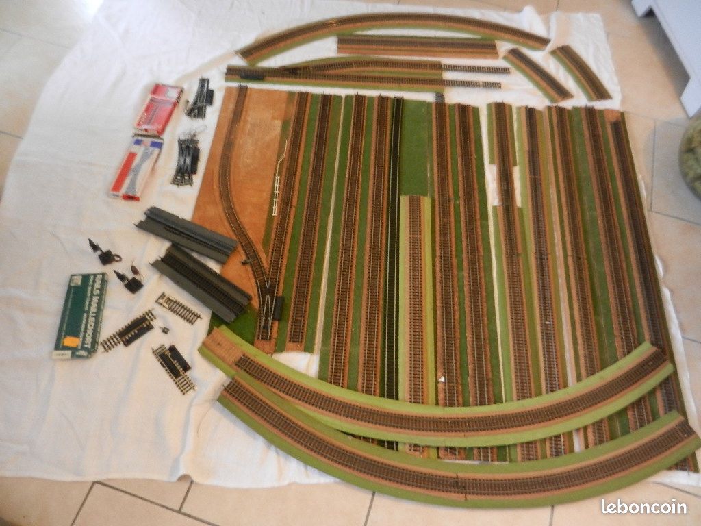 Train electrique + rails + divers accessoires (image 2)