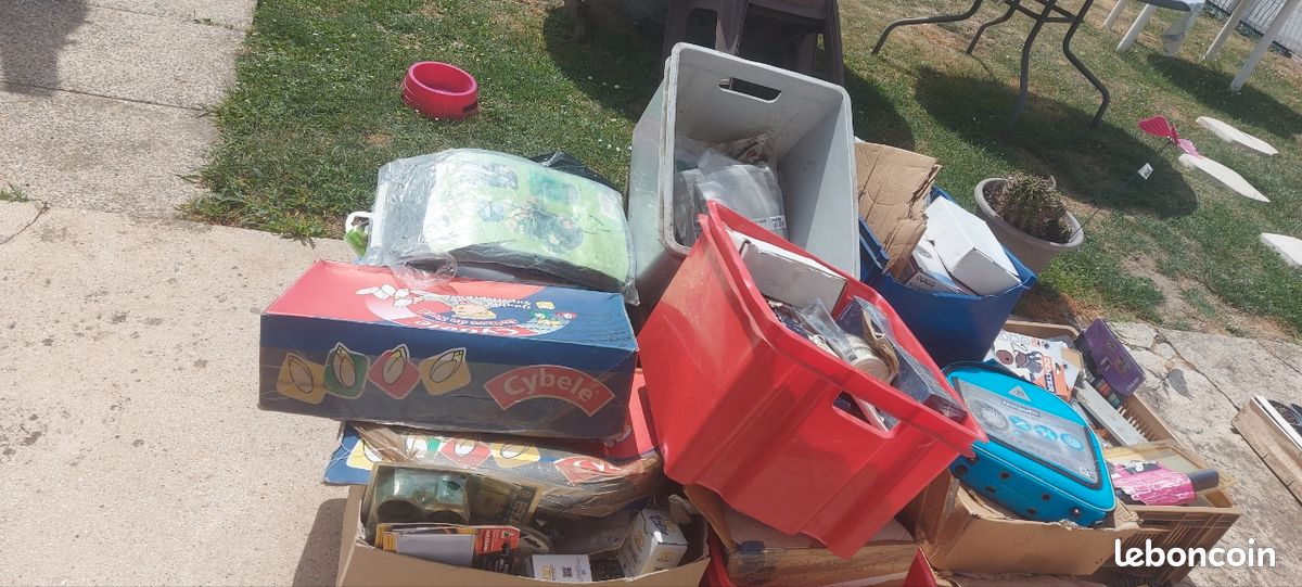 Lot brocanteur restauration meuble table buffet chaise vitrine divers vendus sur une base de 1000euros à venir chercher departement 59 à proximatif 400 kilos matériel divers curieux s'abstenir (image 3)
